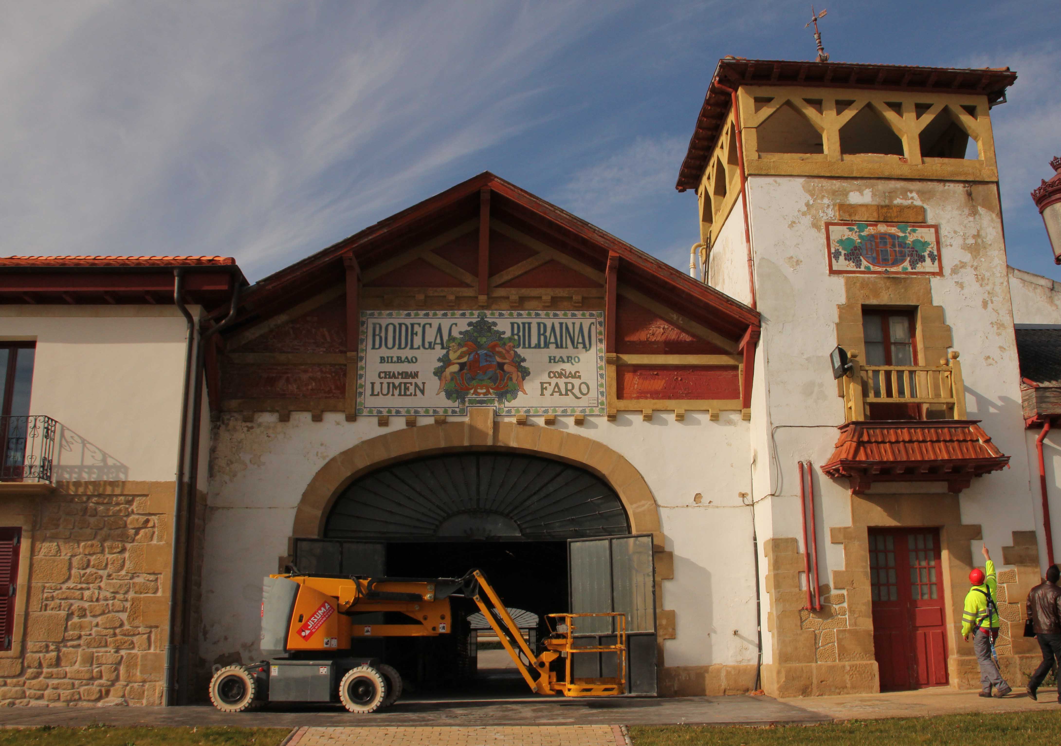 Fachada principal marquesina